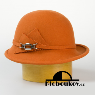 Dámský vlněný klobouk zdobený aplikací v téže barvě-oranžová